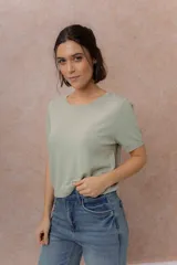 Remera de tejido fino y liviano color verde menta, con escote redondo, mangas cortas y calce relajado de largo cropped.