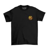 Remera negra de algodón con estampa pequeña en el pecho que incluye un ideograma japonés en color amarillo sobre un círculo rojo y la inscripción Emexem. Presenta un diseño clásico de cuello redondo y manga corta.