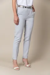 Pantalón recto color celeste, con cintura elastizada, bolsillos laterales y tajo en el ruedo.