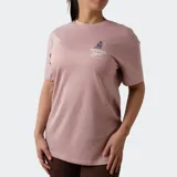 Remera Reebok color rosado con estampado gráfico de un árbol y el logo de la marca en el pecho.