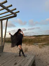 Poncho marrón de punto tipo crochet.