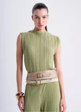 Musculosa sin mangas color verde claro, con cuello redondo alto y textura plisada vertical.