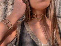 Brazalete rígido plateado con diseño geométrico de tres rectángulos unidos.