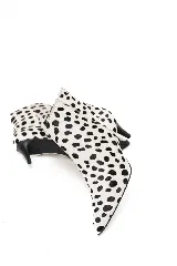 Bota de punta fina confeccionada en pelo sintético con estampado animal print tipo dálmata en blanco y negro, con taco fino medio.
