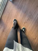 Calza de terciopelo color verde oscuro, de corte acampanado.