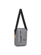 Bolso tipo bandolera Caterpillar color gris, con correa ajustable negra, compartimento principal con cierre, bolsillo frontal vertical con cremallera y detalles de la marca en amarillo y negro.