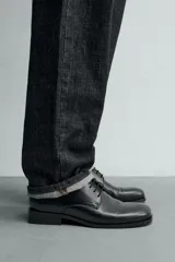 Zapato de vestir tipo derby fabricado en piel, con horma cuadrada y suela con ligero tacón.