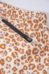 Short de baño con estampado animal print en tonos marrones y lilas. Tiene cintura elástica ajustable, dos bolsillos laterales y uno trasero con cierre. Cuenta con suspensor de malla fina hipoalergénico y protección UV 50.