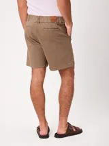 Bermuda de gabardina de algodón color beige, de corte regular, con bolsillos laterales y elástico en la parte trasera de la cintura.