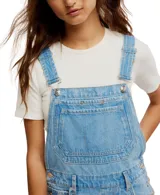 Enterito de jean azul claro, con tirantes ajustables, bolsillo tipo canguro en el pecho y bolsillos laterales y traseros.