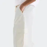 Pantalón cargo de corte amplio y tiro medio, color blanco, con cintura elástica ajustable mediante cordón y bolsillos laterales tipo cargo.