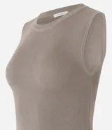Blusa sin mangas de punto canelado negro, con cuello redondo y diseño ajustado al cuerpo.
