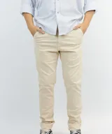 Pantalón de vestir color arena, de gabardina y corte slim fit.