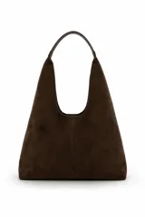 Cartera tipo hobo de gamuza sintética negra, con costura central vertical y placa metálica con grabado de la marca en la esquina inferior.