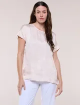 Blusa azul marino de silueta relajada confeccionada en satén, con escote redondo, hombros caídos y mangas cortas de corte japonés con puño doblado.