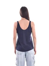 Musculosa blanca de breteles finos y escote redondo.