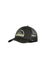 Gorra negra con visera curva y paneles traseros de malla. Parche frontal con logo de Fjallraven con diseño de montaña.