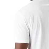Remera negra de manga corta con cuello redondo. Presenta el logo de EA7 Emporio Armani en blanco en el pecho, con el texto 'EMPORIO ARMANI' debajo.