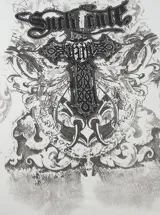 Remera de manga larga color blanco con estampa gráfica frontal en tonos grises y negros, de corte regular.
