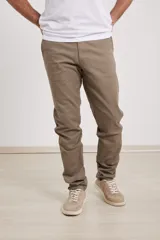 Pantalón chino de hombre color verde oscuro, corte slim, confeccionado en algodón con elastano, con triple pespunte en las costuras y botones al tono.