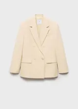 Chaqueta tipo blazer de corte recto y diseño cruzado con cierre de botones. Presenta cuello con solapas de muesca, manga larga con puños abotonados y bolsillos delanteros con solapa.