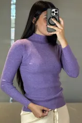 Buzo de hilo de punto acanalado en color lila, con cuello medio alto y mangas largas ajustadas.