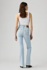 Jeans Levi's modelo 726 Hi Rise Flare, tiro alto y corte acampanado en tono celeste claro.