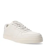 Championes urbanos color beige con suela blanca.