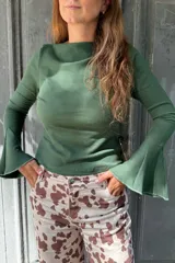 Remera de manga larga con diseño oxford, confeccionada en tejido de algodón acanalado color verde. Presenta un corte ajustado al cuerpo y mangas acampanadas con terminaciones al corte.