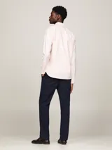 Camisa Tommy Hilfiger de corte regular, confeccionada en algodón orgánico Oxford con diseño de cuadros Vichy y cuello con botones.