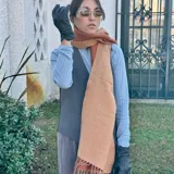 Bufanda de lana color azul marino con flecos en los extremos.