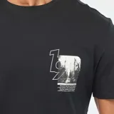 Remera negra de cuello redondo y manga corta, con estampa frontal con texto y diseño gráfico en blanco y negro.
