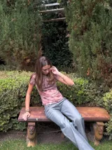 Pantalón jean gris de corte ancho, tiro bajo, con bolsillos delanteros y traseros, cierre con botón y presillas para cinturón.