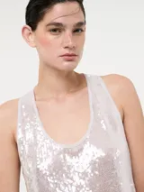 Musculosa plateada con lentejuelas y breteles finos.