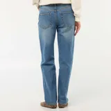 Jean de corte recto y tiro medio, confeccionado en denim de algodón color azul con lavado clásico. Presenta diseño de cinco bolsillos, cierre frontal con botón y cremallera, y ruedos con doblez.