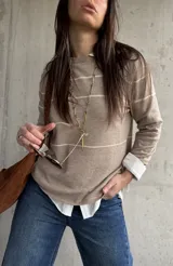 Sweater Bali de tejido liviano, color beige, con diseño de rayas horizontales en contraste y cuello redondo.