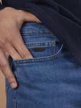 Jean de calce slim fit, color azul medio.