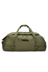 Bolso de viaje tipo duffel Thule Chasm 130L, color verde oliva. Fabricado en lona tarpaulin resistente y repelente al agua, cuenta con gran apertura superior, correas convertibles para usar como mochila, bolsillos internos de malla y cierres compatibles con candado.