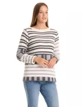 Buzo de tejido con textura ultrasuave, diseño de rayas horizontales y bloques geométricos en tonos blanco, gris y negro. Presenta cuello redondo, manga larga y un calce cómodo y holgado.