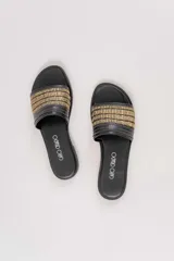 Sandalias negras con tira ancha de rafia color crudo.