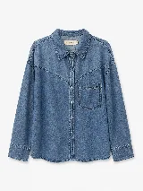 Camisa de jean de corte amplio, con cuello camisero, mangas largas y cierre frontal de botones. Cuenta con cortes en canesú de inspiración western y un bolsillo aplicado en el pecho.