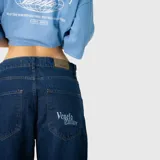 Pantalón de jean estilo baggy, de corte ultra holgado y tiro medio, confeccionado en denim de color azul oscuro con acabado raw.