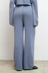 Pantalón negro de punto con bolsillos laterales y corte palazzo.