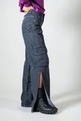 Pantalón cargo de jean gris oscuro, corte recto, con bolsillos laterales con solapa y aberturas en el ruedo.