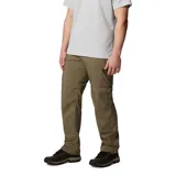 Pantalón convertible de senderismo color verde oliva, con diseño funcional que permite desmontar las perneras mediante cremalleras para convertirlo en short. Cuenta con cintura parcialmente elástica, cinturón integrado, bolsillos laterales, bolsillo de seguridad con cremallera y bolsillos cargo.