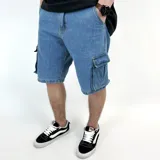 Bermuda de jean celeste con lavado claro y múltiples bolsillos tipo cargo.