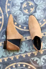 Bota de caña corta color camel, con elástico lateral negro y suela plana.