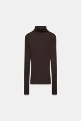 Camiseta de cuello alto y manga larga, confeccionada en algodón Supima. Presenta un corte ajustado al cuerpo y bajo recto.