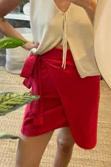 Minifalda roja de algodón con diseño cruzado y lazo lateral.