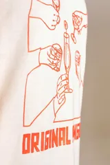 Remera de cuello redondo y manga corta color beige, con estampado gráfico frontal en color naranja que representa un brindis con diversas copas y el logo de la marca Original Penguin.